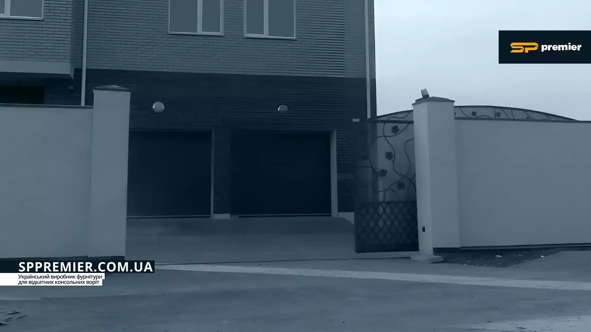 Відкатні консольні ворота з полікарбонатними вставками — SP Premier виробник фурнітури для відкатних консольних воріт